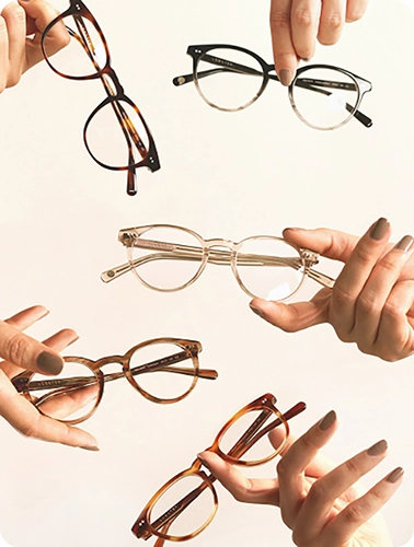 photo de plusieurs mains tenant des lunettes de vues