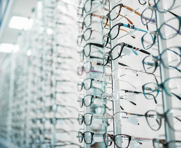 photo d'un stand de lunettes de vues