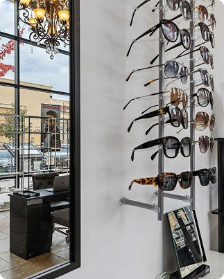 photo d'un portant de lunettes de soleil a coté d'un miroir